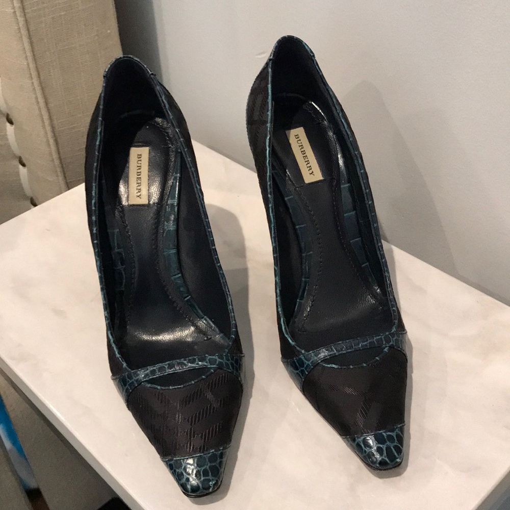 Burberry teal and black pump